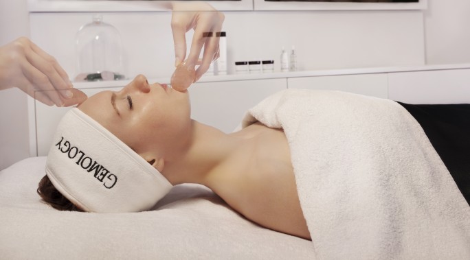 Massage du visage avec les pierres précieuses Gémology | Spa Ile de Ré 